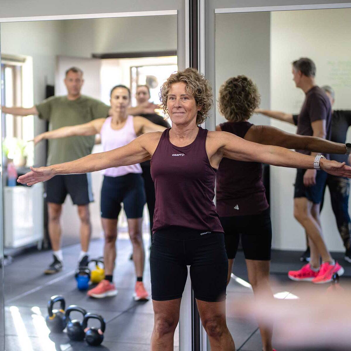 Fit-met-Marijke-Julianadorp-Den-Helder-fitness-gym-small-group-training-marijke-de-wijs-les-geven-armen-wijd